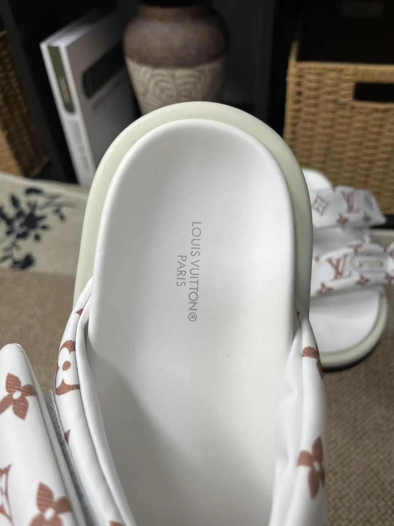 P340 yuan LV Louis Vuitton Full of high-end feel! A popular model among bloggers at home and abroad, it’s retro and fashionable, and looks stunning on your feet! Mainly recommended model on the official website★ ━━━━━ ЅᏇєєt ━━━━━ ▪️Upper: original calfskin ➕5D printing process ▪️Inner: imported mixed sheepskin ▪️Outsole: original molded foam outsole ▪️Size: Female 35-40 Men's 39-44 (women's 41 men's 45)